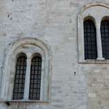 Ma c�� di pi�. In alcuni casi gli architetti suddetti non si limitarono a �ripulire� l�ambiente ma anche a costruire interi elementi ex novo. E� il caso ad esempio dell�angolo tra le facciate nord ed est della Basilica in cui si realizzarono in toto delle bifore scomparse nei secoli precedenti...